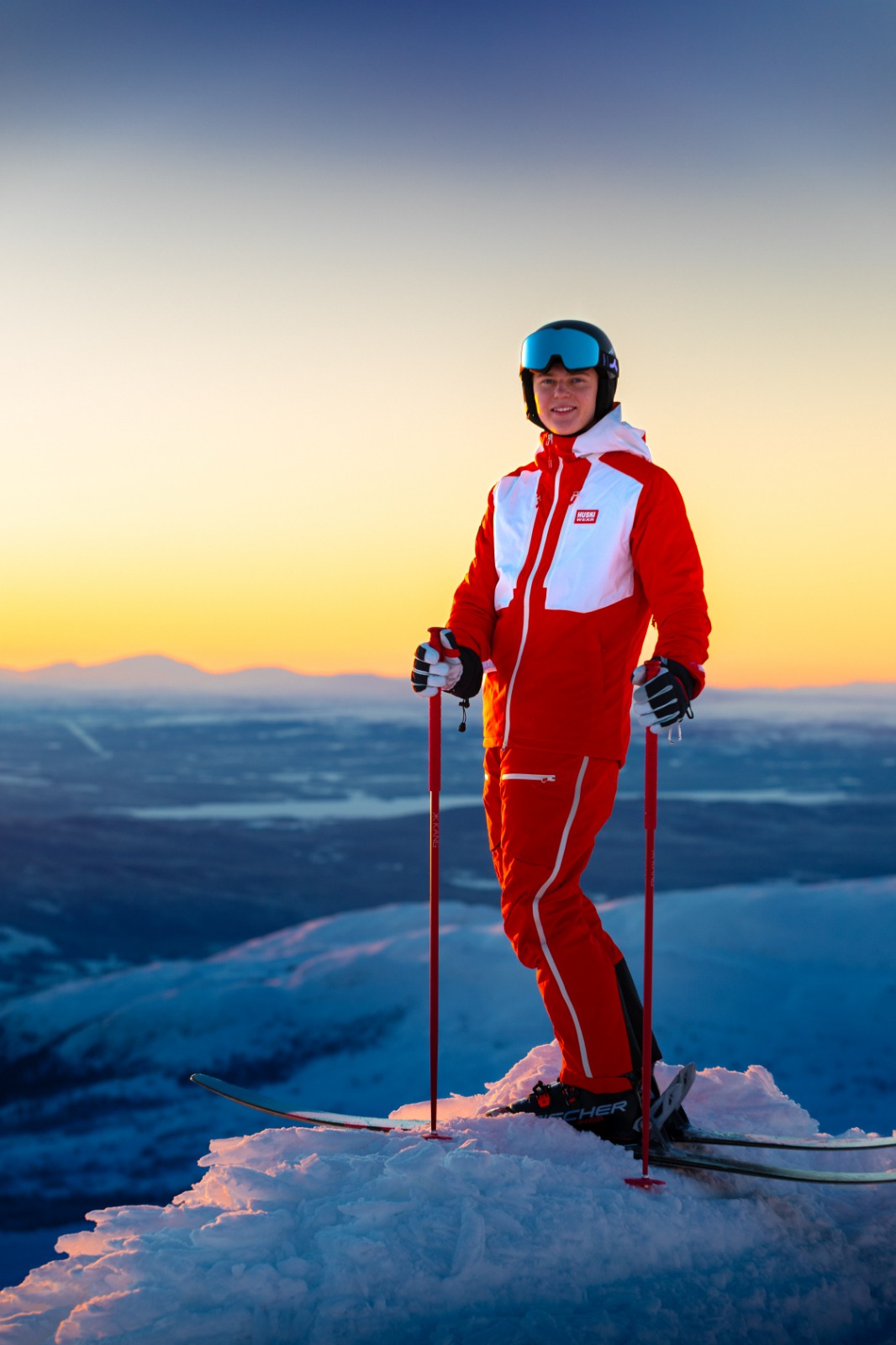 Alpinist i rød og hvit klubbekledning fra Huski Wear